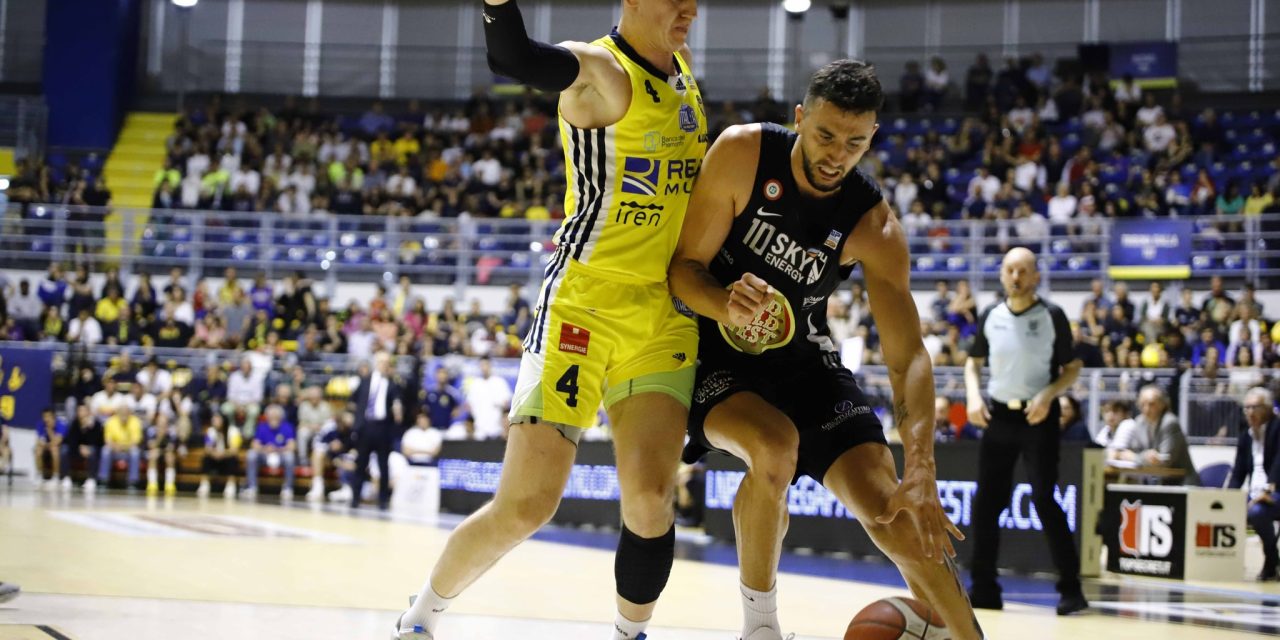 FOCUS BM/A2 EMOTICON: TEMPO DI PLAYOFF! FORLÌ BATTE ANCORA CANTÙ: L’UOMO DA BATTERE È MARTINO. UDINE VOLA CON LA COPPIA DA SOGNO, PERCHÈ NON PROVARCI? FORTITUDO NEL CAOS: PERDE E SALUTA DALMONTE. LOGAN DA SACCHETTI, BANKS A BOLOGNA: L’ASSURDA REGOLA CHE ORA CAMBIA GLI EQUILIBRI