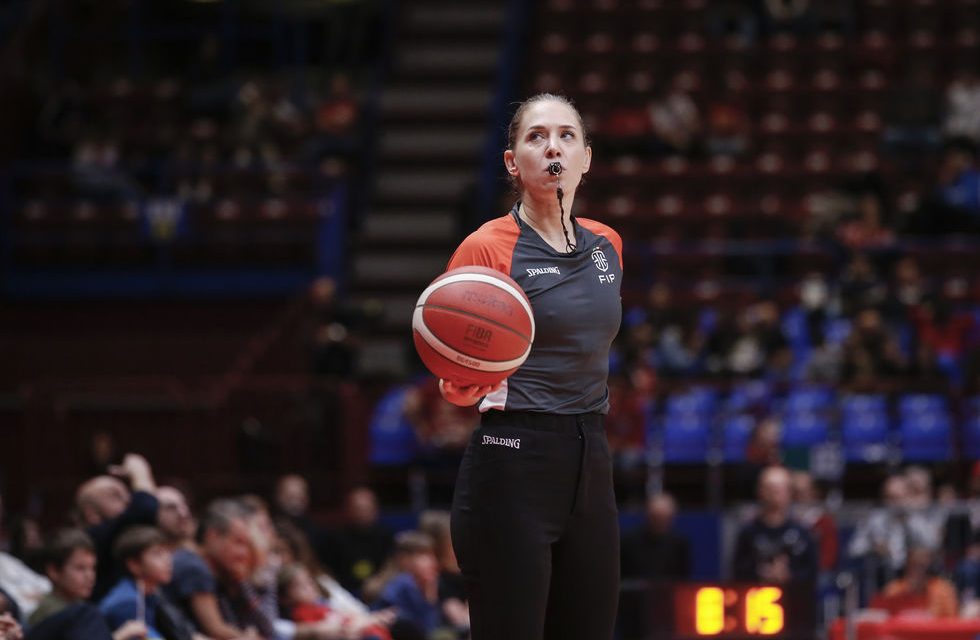 L’arbitro Silvia Marziali si racconta: “Sono la seconda donna ad arbitrare in serie A dopo 30 anni. Al di fuori del campo sono medico dell’Aeronautica Militare”