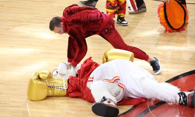 NBA Finals, Conor McGregor manda in ospedale la mascotte dei Miami Heat