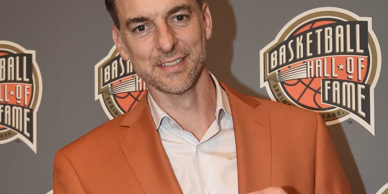Pau Gasol alla cerimonia per l’ingresso nella Hall of Fame: “Kobe non sarei qui senza di te. Mi sarebbe piaciuto avere te e Gigi al mio fianco”