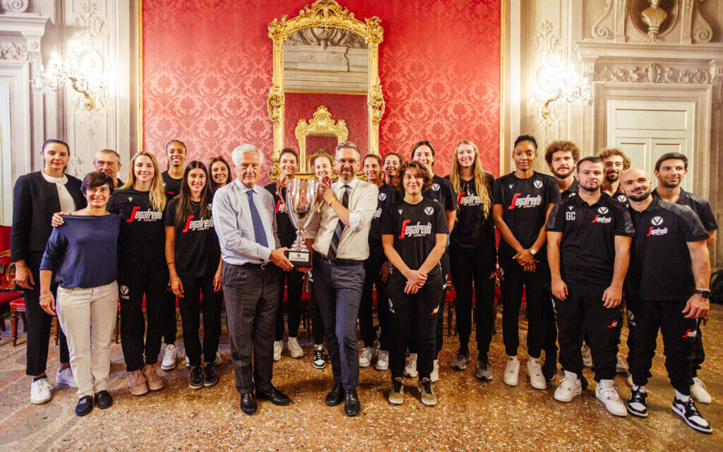 BM IN LBF/ LA VIRTUS SEGAFREDO FEMMINILE PREMIATA DAL SINDACO DI BOLOGNA MATTEO LEPORE PER IL PRIMO TROFEO DELLA SUA STORIA – di MAURIZIO ROVERI