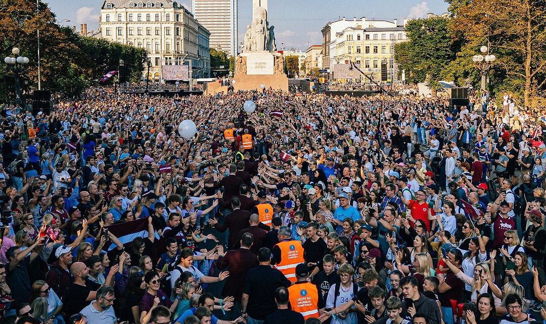 L’incredibile ritorno in patria della Lettonia: una folla in festa accoglie la squadra a Riga
