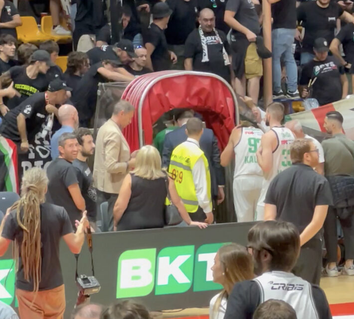 Virtus Bologna, lo Zalgiris informa l’Eurolega: “Lanci di oggetti e poca sicurezza al Paladozza”