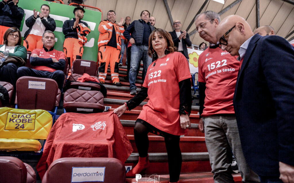 Pistoia, “Alziamo la testa”: inaugurato il seggiolino rosso nella tribuna centrale del PalaCarrara contro la violenza sulle donne