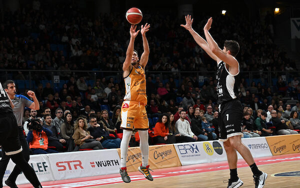 BM ON LBA/ Pesaro soffre ma trova il primo successo casalingo, Tortona cede 96-92 – di Valerio Laurenti