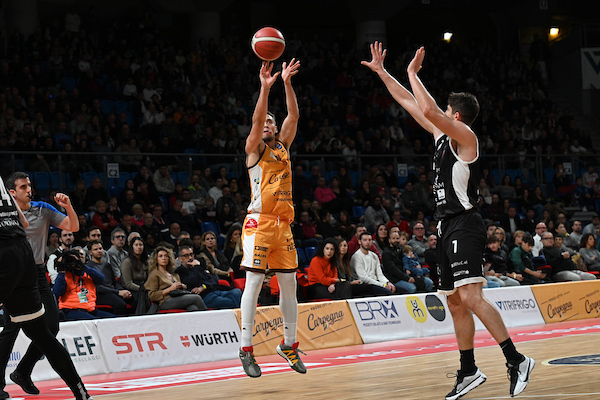 BM ON LBA/ Pesaro soffre ma trova il primo successo casalingo, Tortona cede 96-92 – di Valerio Laurenti