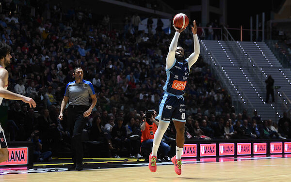 BM SPECIALE F8/ Napoli non muore mai, rimonta ed è in finale. Reggio Emilia ko 87-78 dopo un overtime – di Elio De Falco