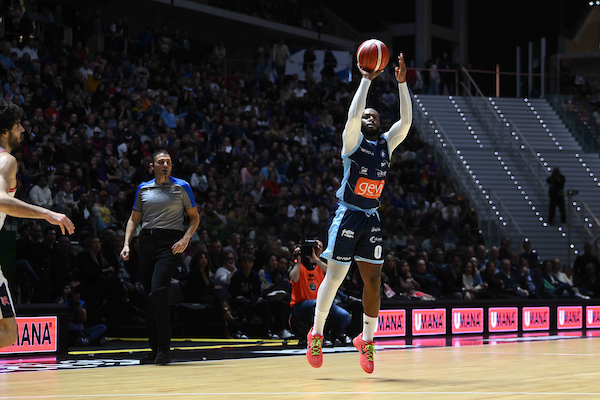 BM SPECIALE F8/ Napoli non muore mai, rimonta ed è in finale. Reggio Emilia ko 87-78 dopo un overtime – di Elio De Falco