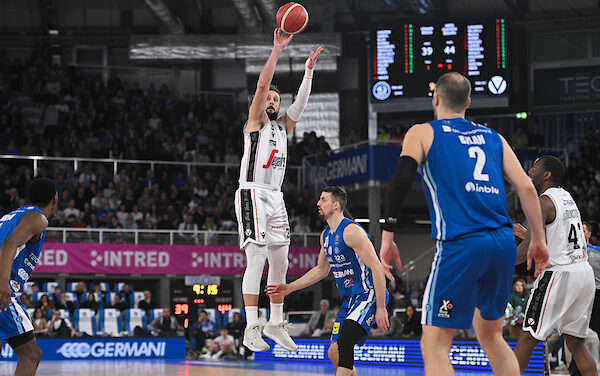 BM ON LBA/ Una Bologna chirurgica da oltre l’arco si prende lo scontro al vertice. Brescia si arrende (73-87) – di Riccardo Chiorzi