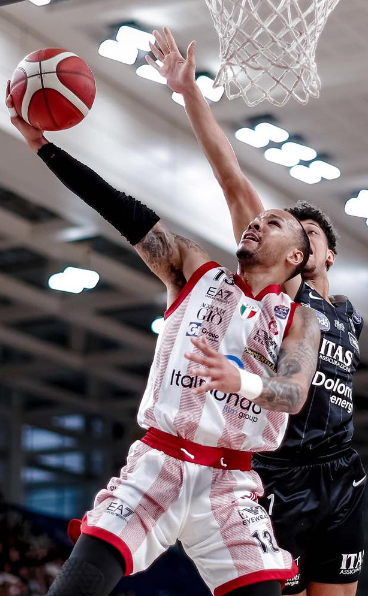 BM GAMEDAY LBA / LE PAGELLE DI GARA 4 QUARTI PLAYOFF – MELLI SOLIDO, VOIGTMANN PRECISO E NAPIER PRESENTE: OLIMPIA IN SEMIFINALE – DI MATTEO ORSOLAN