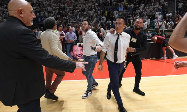 Trapani, il presidente Antonini tuona contro gli arbitri dopo il ko con Bologna: “Visto un errore degli arbitri nel finale, meritiamo rispetto”. Jasmin Repesa: “Mi dispiace per l’errore che hanno fatto gli arbitri, una cosa clamorosa”