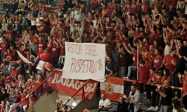 Pistoia, dura contestazione durante la presentazione della squadra. La Baraonda espone uno striscione: “Pistoia esige rispetto”
