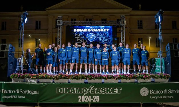 L’abbraccio dei tifosi alla Dinamo: la presentazione della squadra