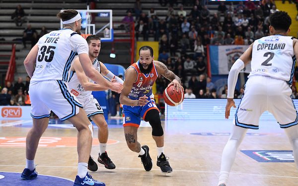 BM ON LBA/ NAPOLI AFFONDA NEL QUARTO PERIODO, TREVISO PASSA 69-84 – DI ELIO DE FALCO