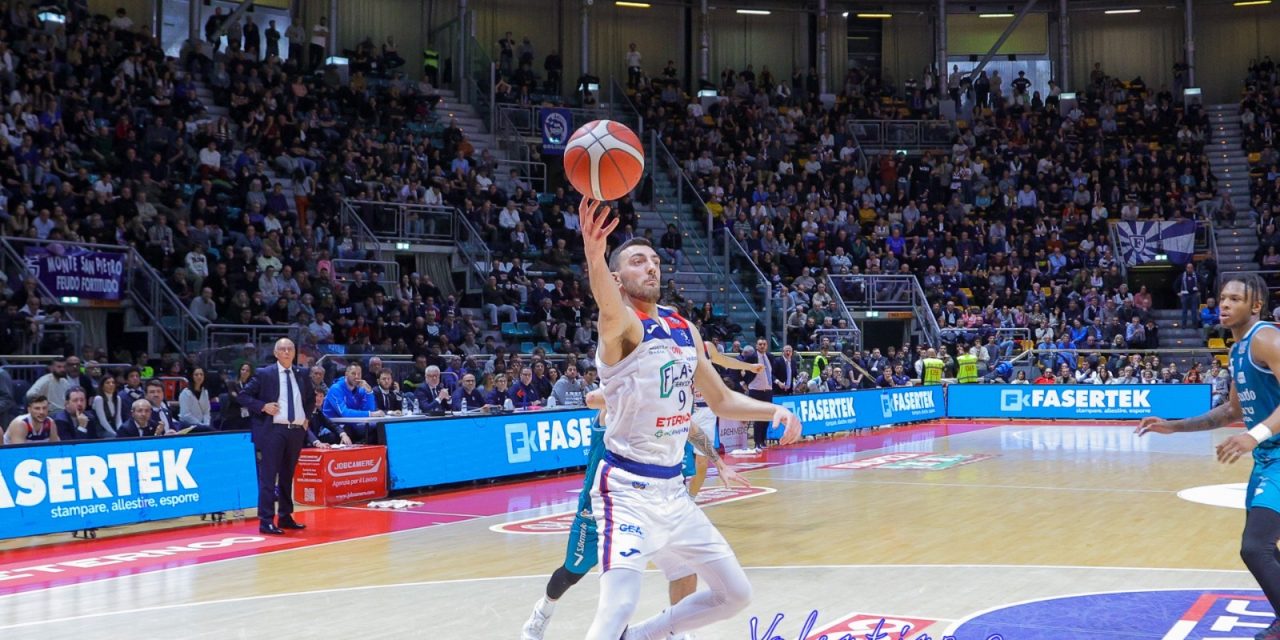 BM ON A2/ IL BIG-MATCH – FLATS SERVICE FORTITUDO GRANITICA: RIMONTA DA -15 E DISTRUGGE UNA CANTÙ CHE VA IN PEZZI – DI CHIARA MORBIO