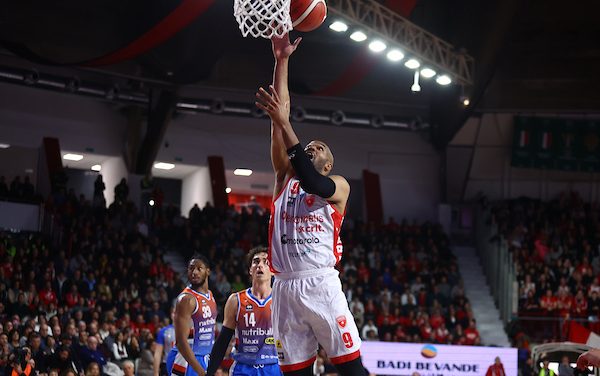 BM ON LBA/ TYUS FA VOLARE MÁNDOLE, TERZA DI FILA PER VARESE, TREVISO KO 92-89 – DI ELIO DE FALCO