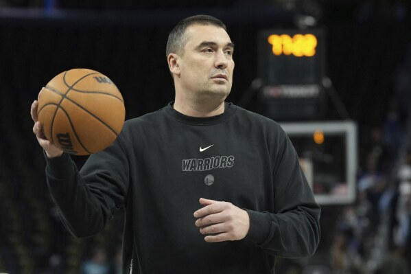 SCOPRITORE DI GIOVANI TALENTI FINITI IN NBA: IL RICORDO DI DEJAN MILOJEVIĆ AD UN ANNO DALLA SCOMPARSA – DI MATTEO CAZZULANI