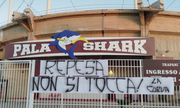 TRAPANI, IL TIFO ORGANIZZATO ESPONE UNO STRISCIONE PRO REPESA. LA REAZIONE STIZZITA DI ANTONINI: NON MANDO VIA IL COACH