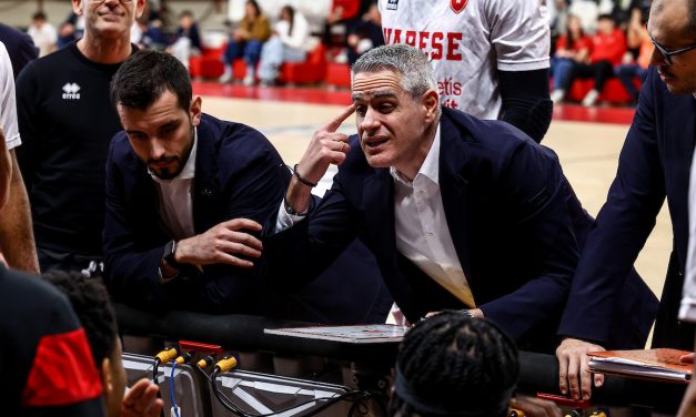BM POST MATCH/ Varese, Kastritis: “Dopo dei momenti brutti vissuti in questi mesi, ci meritiamo questa vittoria”. Sassari, Bulleri: “Dispiaciuto per il risultato, la partita dei miei giocatori è stata di assoluta sostanza”