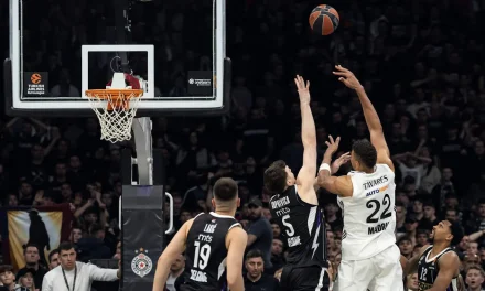 BM DA EUROLEAGUE/ TAVARES GELA BELGRADO SULLA SIRENA, OLYMPIACOS PRIMA E FENER SECONDA. MILANO CHIUDE CON IL SORRISO