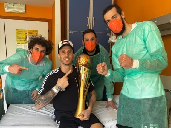 Achille Polonara riceve la coppa all’ospedale Sant’Orsola: “Apprezzate quello che avete”