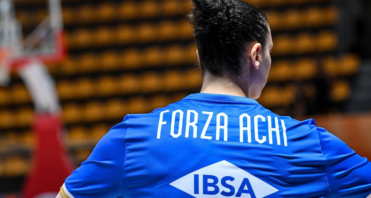 EuroBasket Women 2025: l’Italbasket si presenta con la scritta “Forza Achi” sulle sopramaglie
