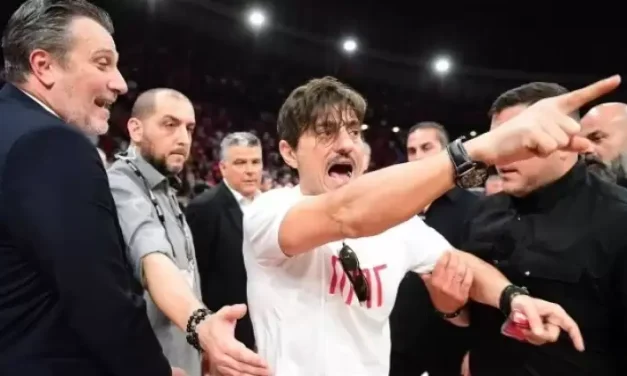 Olympiakos, il presidente Angelopoulos accusa il patron del Panathinaikos Giannakopoulos: “Ha avuto un comportamento vomitevole, chiediamo al Governo il suo immediato arresto”. Interviene il Governo greco, rinvia gara 3 e minaccia la sospensione del campionato