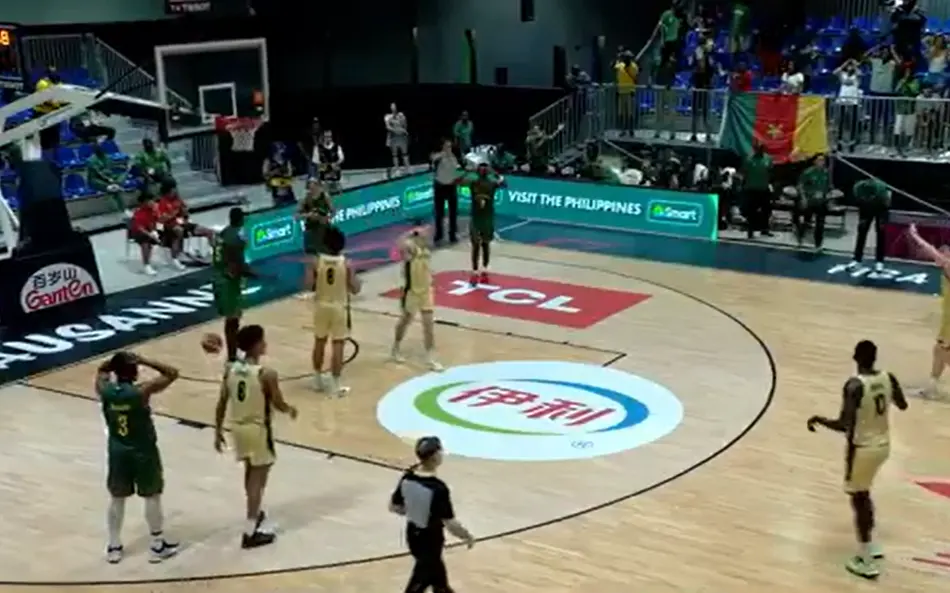 Clamoroso quanto accaduto alla FIBA U19 World Cup: il centro del Camerun Amadou Seini schiaccia nel suo canestro e costa la vittoria alla sua squadra contro l’Australia