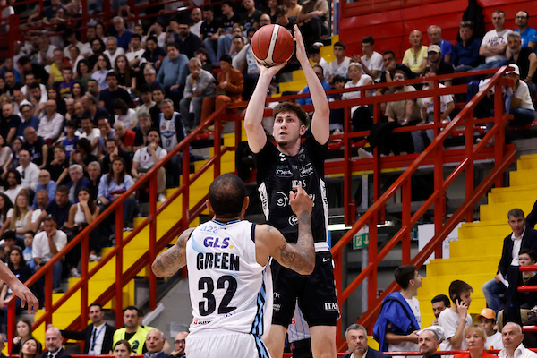 Dennis Badalau lascia l’Aquila Trento: nel suo futuro c’è il College