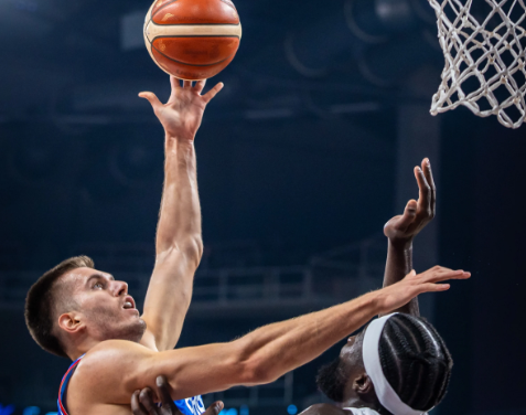 Serbia, solo una multa per Filip Petrusev dopo l’espulsione con il Portogallo. Diogo Brito: “Mi dispiace, ma l’espulsione è stata una decisione degli arbitri”