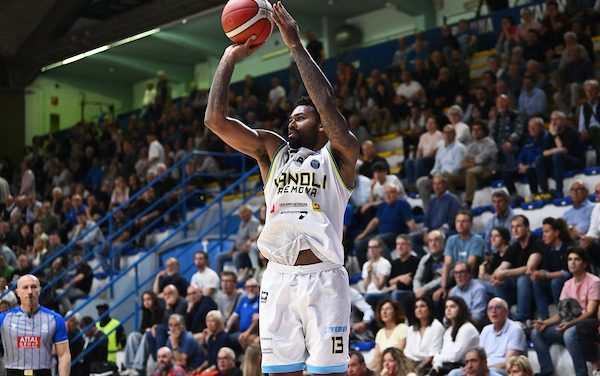 Cremona saluta Trevor Lacey