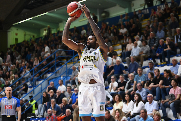 Cremona saluta Trevor Lacey