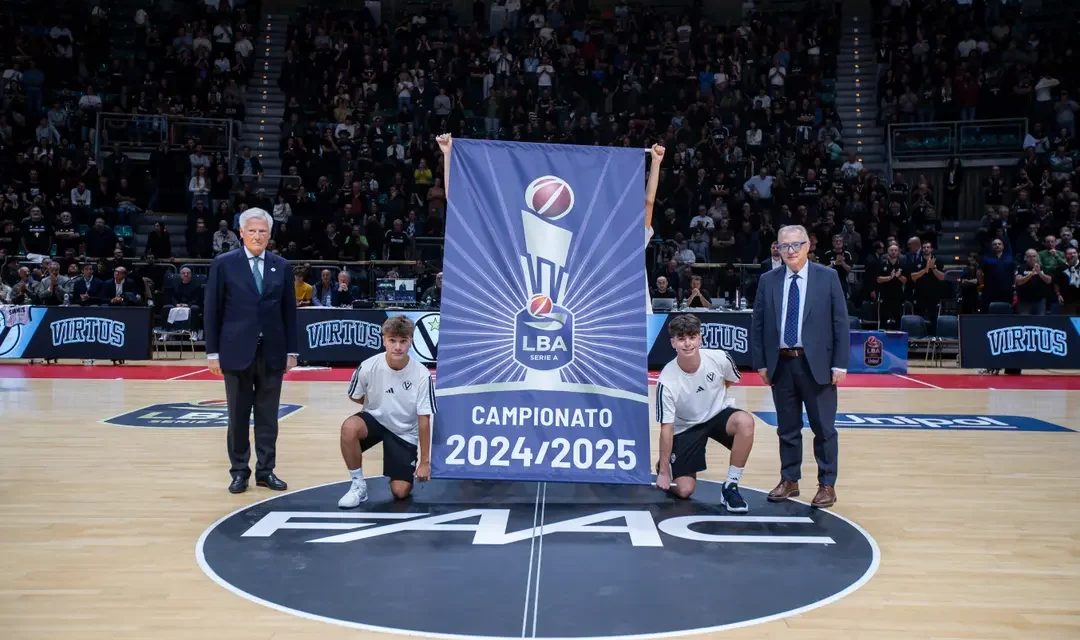 IL PRESIDENTE LBA MAURIZIO GHERARDINI CONSEGNA LO STENDARDO TRICOLORE 2024/25 ALLA VIRTUS OLIDATA BOLOGNA