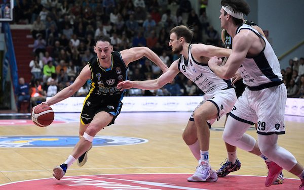 BM ON LBA/ La Vanoli Cremona risorge dal -15 e sconfigge la Dinamo Sassari (79-75) – di Valerio Laurenti