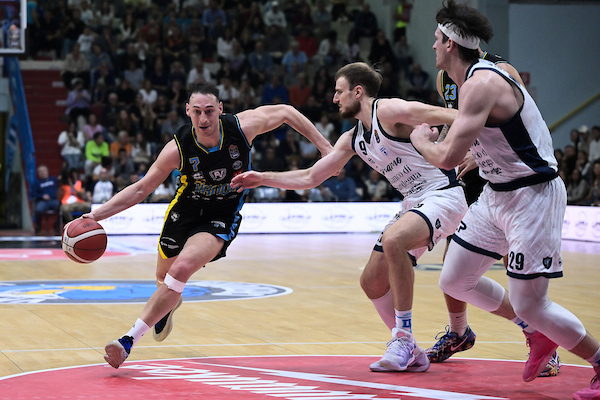 BM ON LBA/ La Vanoli Cremona risorge dal -15 e sconfigge la Dinamo Sassari (79-75) – di Valerio Laurenti