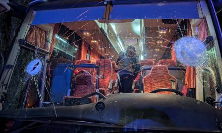 Tragedia: Pullman di tifosi di Pistoia colpito da sassi, morto l’autista (In aggiornamento)
