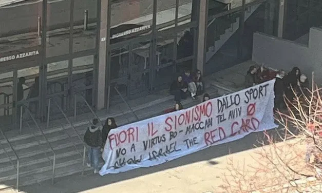 STRISCIONE APPESO FUORI DL PALADOZZA IN PROTESTA DI VIRTUS-MACCABI
