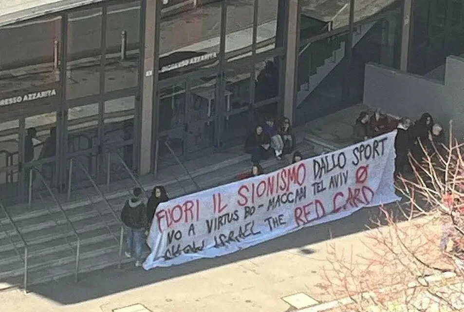 STRISCIONE APPESO FUORI DL PALADOZZA IN PROTESTA DI VIRTUS-MACCABI