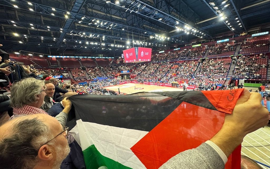 Olimpia Milano-Hapoel, Consigliere Regionale identificato dalla Digos per l’esposizione della bandiera palestinese