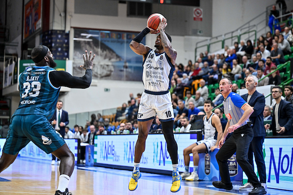 BM ON LBA/ Le Pagelle: Nate Johnson e Carlos Marshall Jr i trascinatori di Sassari, decisivo anche Mcglynn. Ballo e Xavier Sneed non salvano Cantù – di Valerio Laurenti