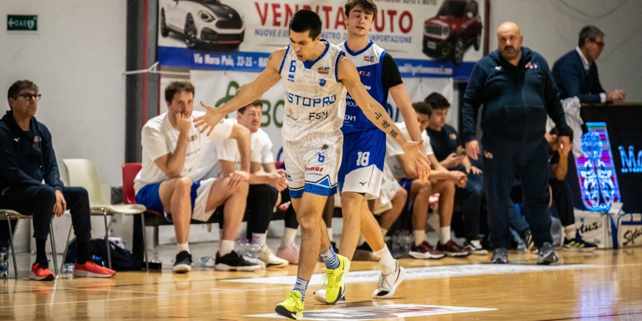 Scossa in casa Fabriano: la società annuncia il taglio di Simone Centanni per i fatti dopo la gara contro la Loreto Pesaro. La guardia anconetana: “Mi assumo totalmente la responsabilità del mio gesto, mi dispiace però che non mi sia stato permesso di chiedere scusa pubblicamente”