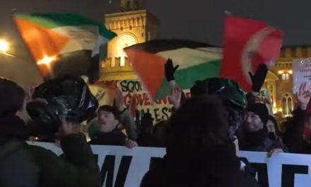 Bologna, la manifestazione Pro Pal durante Virtus-Maccabi: scontri con la Polizia e lancio di oggetti