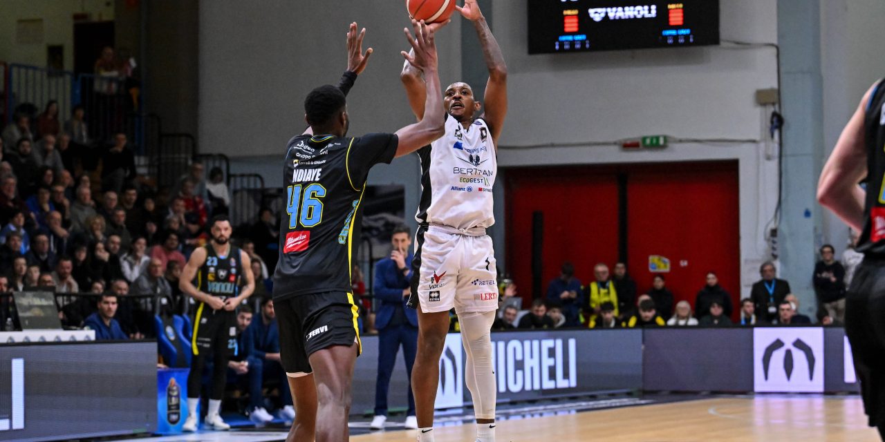 BM ON LBA/ Tortona rischia ma espugna il Pala Radi, Cremona si sveglia troppo tardi e perde 71-76 – Di Martino Cavigioli