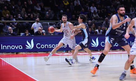 BM ON A2 / LE PAGELLE: DELLA ROSA E FANTINELLI SI SPARTISCONO PUNTI ED ASSIST E GUIDANO LA FORTITUDO ALLA VITTORIA. UN PRIMO TEMPO PERFETTO DI ROBINSON NON BASTA – DI EDOARDO TAMBA