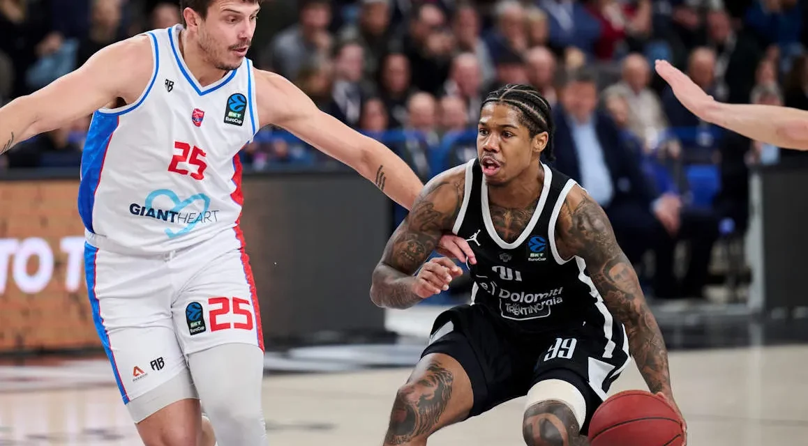 BM DA EUROCUP / TRENTO DOMINA NEL PRIMO TEMPO, SI BUTTA VIA NELLA RIPRESA E VINCE ALLO SCADERE 88-87 CON BATTLE. RESTA IN CORSA PER LA QUALIFICAZIONE AGLI OTTAVI DI FINALE – DI EDOARDO TAMBA