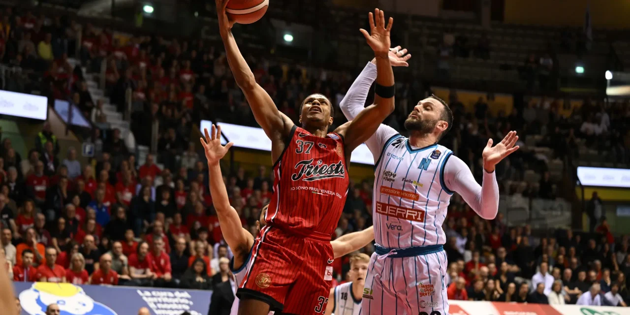 BM ON LBA/ TRIESTE 110 E LODE, NAPOLI SPROFONDA, DI ELIO DE FALCO