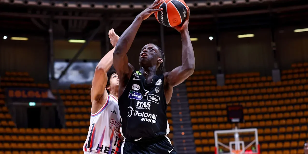NEXT GEN EUROLEGA / PRIMA GIORNATA: TRENTO E BARCELLONA AL PRIMO POSTO DEL GIRONE A CON DUE VITTORIE. NEL GIRONE B LA VIRTUS CEDE ALL’OVERTIME, MENTRE IL BASKONIA DOMINA IL PANATHINAIKOS – DI EDOARDO TAMBA