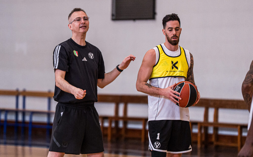 Virtus, domani la sfida con Parigi. Jakovljevic: “Proveremo a controllare il ritmo”. Vildoza: “Chiamati a cambiare faccia”