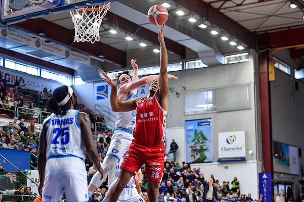 BM ON LBA/ Reggio Emilia risorge dal -16, Sassari viene beffata nel finale (99-102) – di Valerio Laurenti