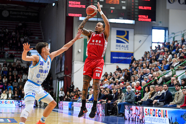 BM ON LBA/ Le Pagelle: Reggio Emilia vola con un superlativo Caupain, decisivi anche Echenique e Barford. A Sassari non basta l’asse Buie-Mcglynn – di Valerio Laurenti